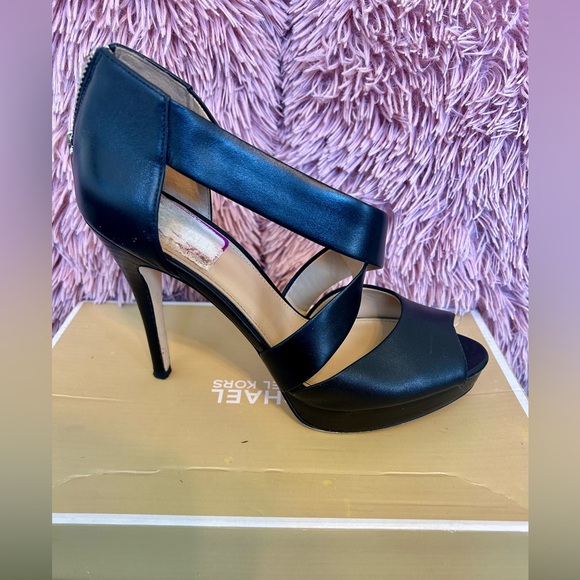 Michael Kors: Black Cross Strap Sandal. Women’s size 7M - Picture 6 of 10